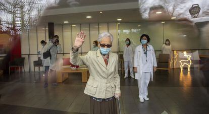 Tres mujeres de 91, 87 y 80 años, han sido las tres primeras personas vacunadas de Euskadi. De este modo, Bernardina Escudero (en la imagen), de 87 años, ha sido la primera usuaria de la residencia Caser Betharram de Hondarribia, en Gipuzkoa, en recibir la vacuna de Pfizer.