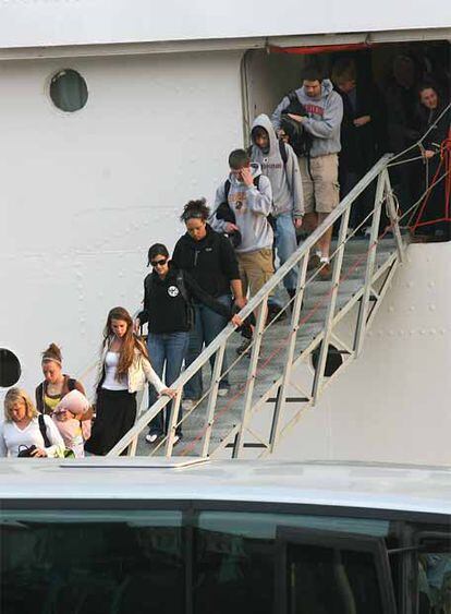 Los turistas rescatados han sido trasladados a Atenas en otros cruceros desde donde van a ser repatriados a sus países de origen.