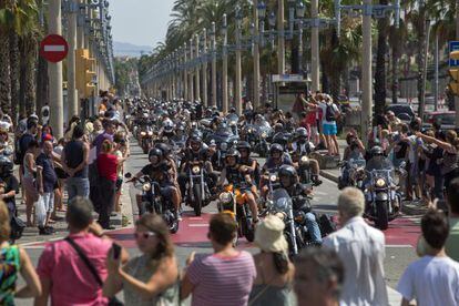 La comitiva de Harleys, a su paso por el paseo Colon.