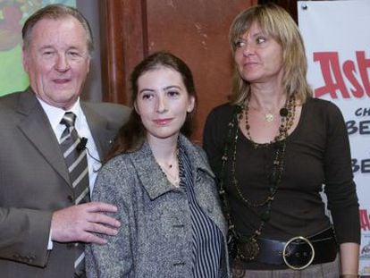 Albert Uderzo junto a la hija del coocreador de &Aacute;st&eacute;rix, Anne Goscinny, y su &uacute;nica hija y heredera, Sylvie (derecha), en 2005.
