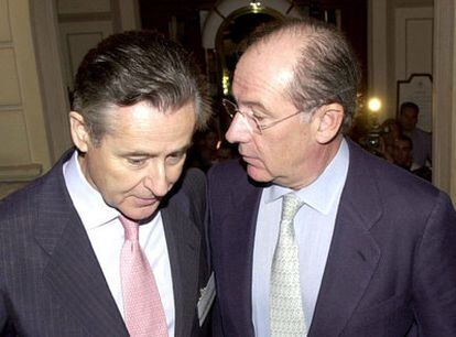 Rodrigo Rato (derecha), con Miguel Blesa, en unas jornadas celebradas en Madrid en julio de 2002.