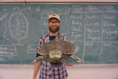 El autor del estudio, con su tortuga impresa en 3D.