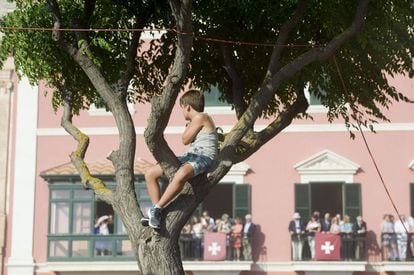 Sovint els arbres de la localitat menorquina són el millor refugi per gaudir de la festa.