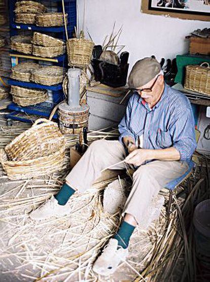 El cestero don Eulogio en su taller, en Haría (Lanzarote).