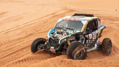 El vehículo del TH-Trucks Canarias, con Rosa Romero como copiloto de Pedro Peñate, durante la novena etapa del Rally Dakar.