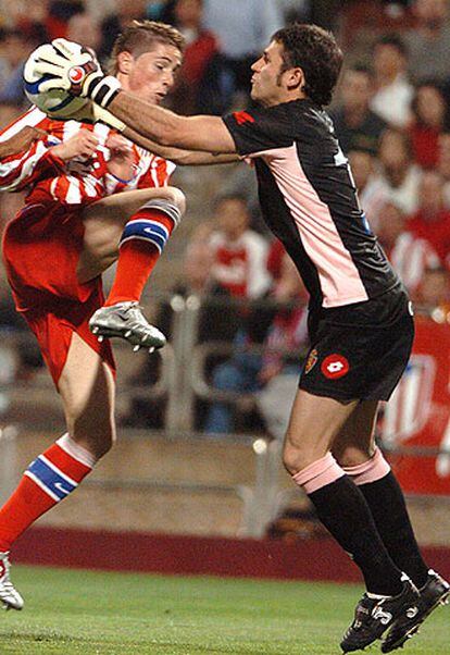 Luis García atrapa el balón ante Fernando Torres.