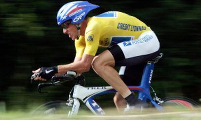 Armstrong, durante una crono en Besançon del Tour 2004.