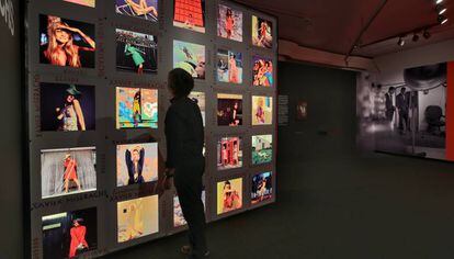 Panel de imágenes que recibe al visitante en La Pedrera. A la derecha, Miserachs en su estudio.