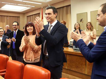Pedro Sánchez es aplaudido por su grupo parlamentario, hoy en el Congreso.
