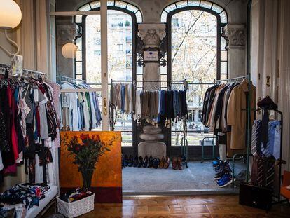 Algunos de los productos que participarán en el mercadillo de ropa solidario Baúl Weekend.