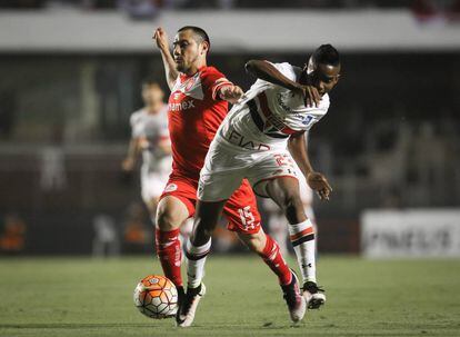 Antonio Ríos, centrocampista de Toluca no detuvo el embate del São Paulo.