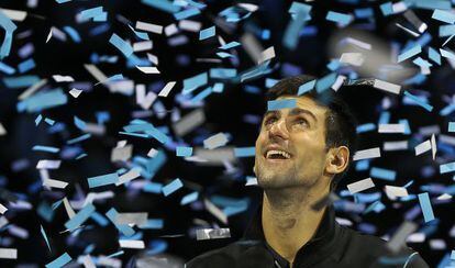 Novak Djokovic ba&ntilde;ado en confeti tras ganar la Copa de Maestros. 