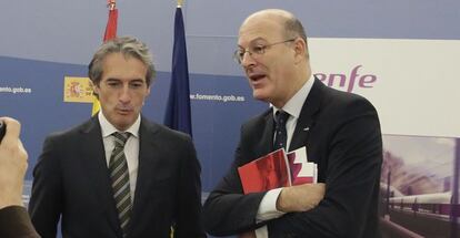 El ministro de Fomento, Íñigo de la Serna, y el presidente de Renfe, Pablo Vázquez.