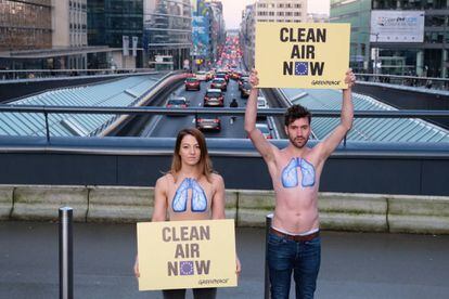 Protesta d'activistes de Greenpeace a Brussel·les contra la contaminació.