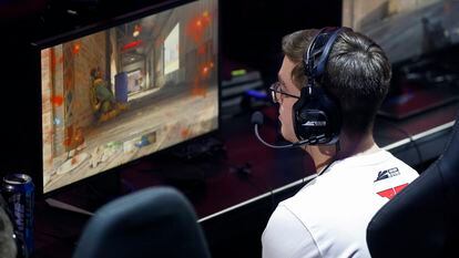Un jugador de eSports compite en la liga estadounidense del videojuego Call of Duty.