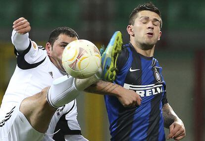 El jugador del Inter Milan Marko Livaja, con el jugador del FK Neftchi Mahir Shukurov.