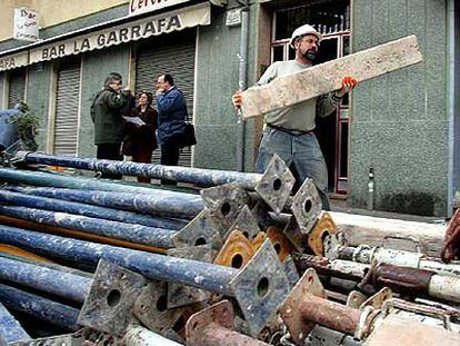 Obras de apuntalamiento de un edificio en el Turó de la Peira.