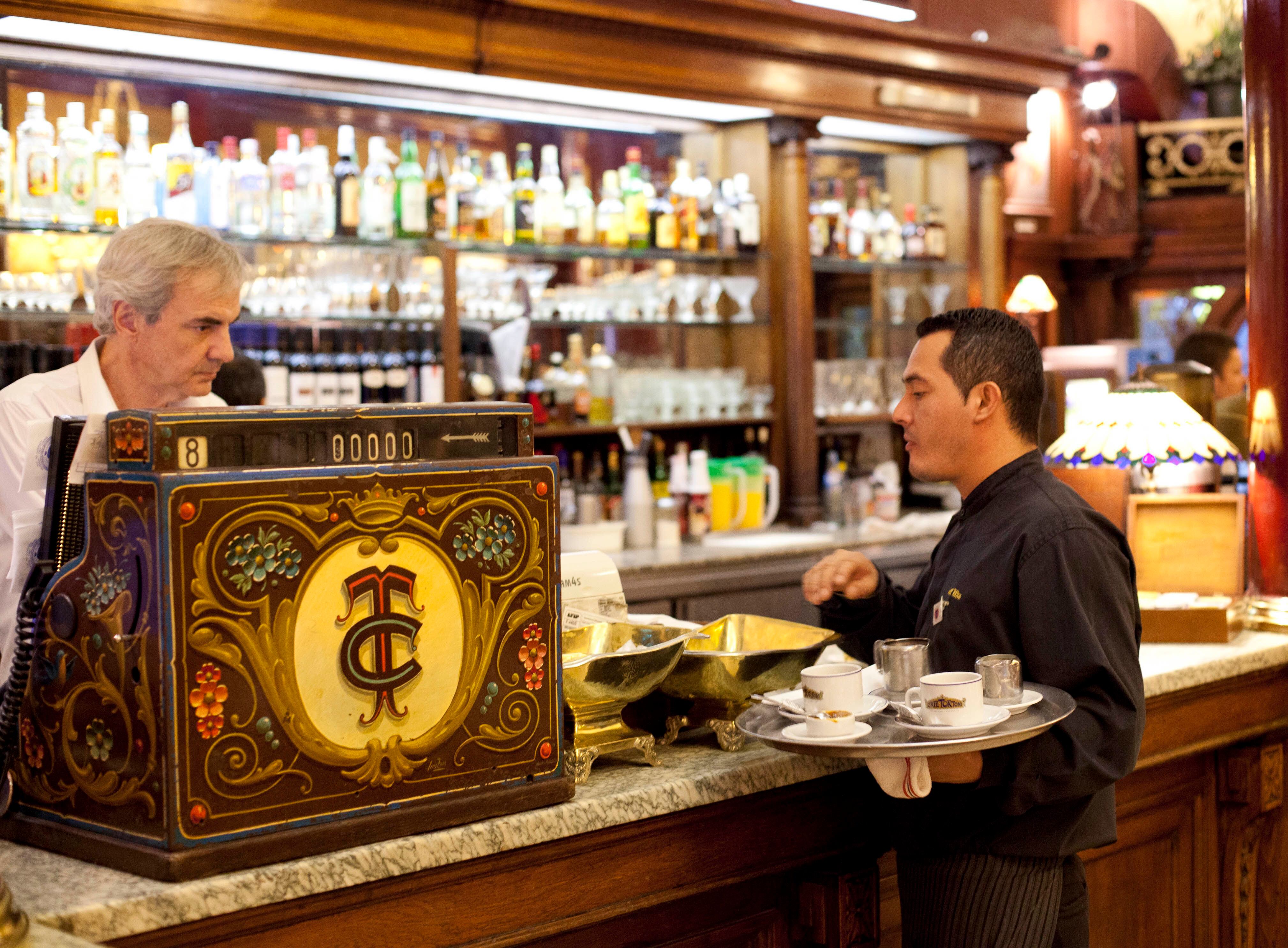 Camareros en la barra del histórico café Tortoni, uno de los más famosos de Buenos Aires.  