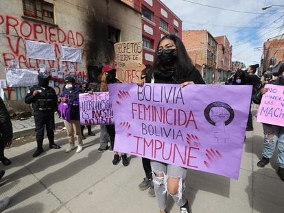 Activistas por los derechos de las mujeres protestan contra la violencia machista y la corrupción de la justicia esta semana, durante una marcha en El Alto hacia el centro de La Paz (Bolivia).