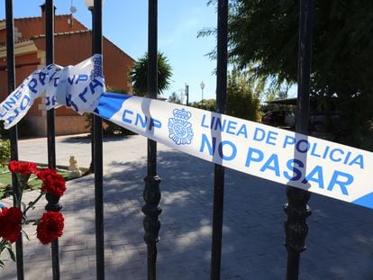 La verja desde la que el parricida de Elche confesó el crimen aparece estos días con flores.