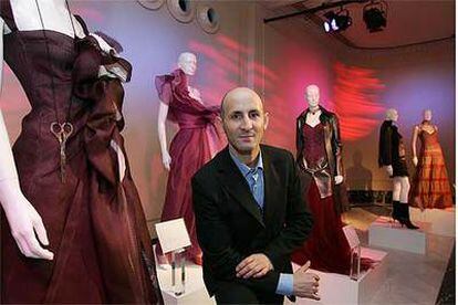 El diseñador Modesto Lomba, ayer, junto a los trajes de la exposición <i>Trece mujeres de la historia de Madrid. </i>