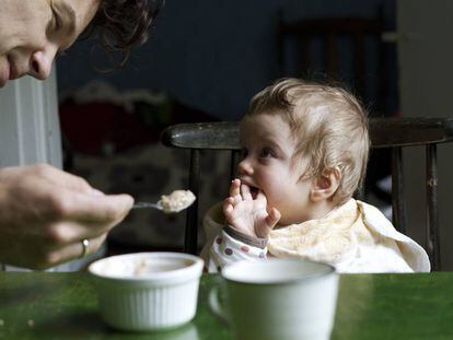 Un niño come una papilla de cereales.
