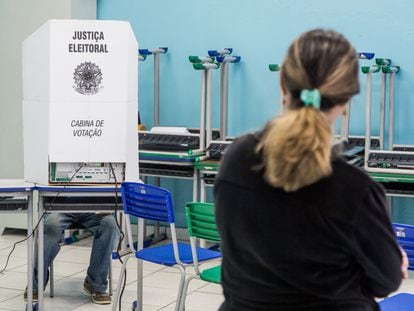 La cabina de votación en un colegio electoral de Brasil