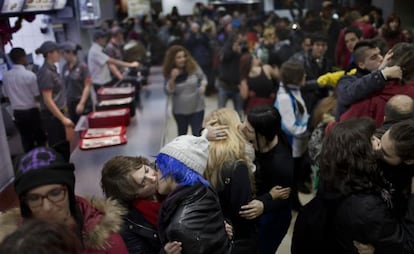 Protesta contra la expulsión de una pareja de chicos en el Burger King de la Plaza de los Cubos de Madrid el sábado 6 de diciembre.
