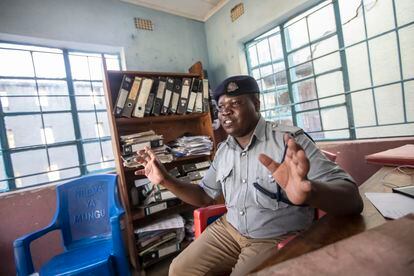 El subinspector Enock Livasoni, de la policía de Karonga, afirma que se están esforzando por acabar con las cazas de brujas.