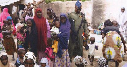 Un soldado con mujeres y niños liberados de Boko Haram.