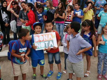 Unos niños sujetan una pancarta reivindicativa en defensa de las clases de música.