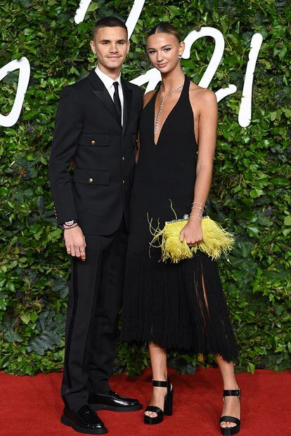 Romeo Beckham posó junto a su novia, la modelo Mia Regan. Ella apostó por un sencillo vestido negro de Proenza Schouler y joyas de Messika.