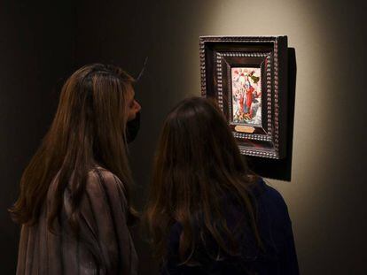 Visitantes contemplan una pintura en Feriarte.