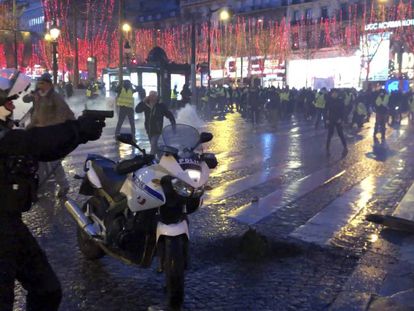 En vídeo, tres policías intenta dispersar a manifestantes en los Campos Elíseos de París y declaraciones del Presidente de Francia, Emmanuel Macron.