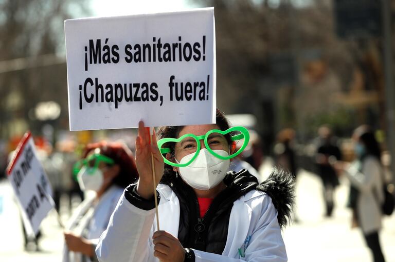 Una mujer se manifiesta en defensa de la salud pública durante una marcha el pasado domingo en Madrid.
