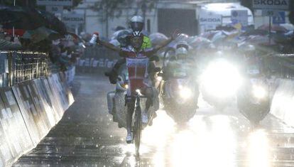 Purito Rodríguez entra bajo la lluvia en la meta de Lecco.