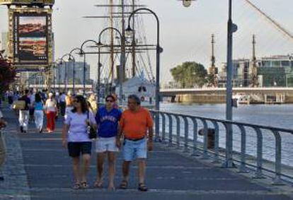 En total, el año pasado visitaron Argentina 2.385.171 extranjeros, un 7,1% menos que en 2012, con lo que la llegada de turistas siguió en descenso por segundo año consecutivo. EFE/Archivo