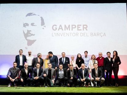 Los familiares de Joan Gamper junto al presidente del Barcelona, Josep Maria Bartomeu.