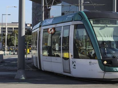 El tranv&iacute;a de Barcelona, en la plaza de las Gl&ograve;ries.