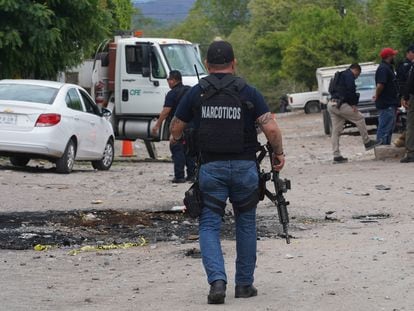 Un agente antinarcóticos investiga el sitio de un ataque armado en Michoacán, el pasado 30 de junio.