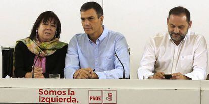 El secretari general del PSOE, Pedro Sánchez, amb la presidenta del partit, Cristina Narbona (e), i el secretari d'àrea d'organització, José Luis Ábalos, aquest dilluns.