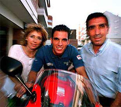 Toni Elías con sus padres en Manresa.
