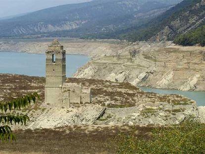 Imagen del pantano de Mediano (Huesca). En la torre de la iglesia se aprecia la marca del nivel que suele alcanzar el agua embalsada.