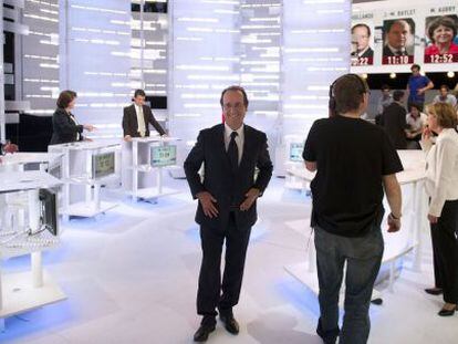 Francois Hollande (centro) tras un debate en la televisi&oacute;n francesa. 