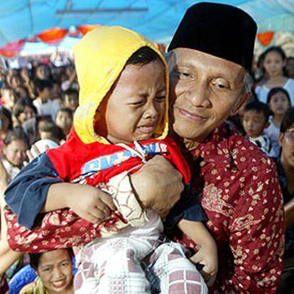 El candidato Amien Rais se fotografía con un niño durante un mitin en Yakarta.
