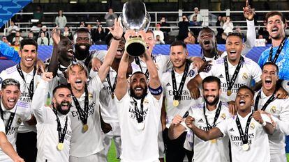 Benzema levanta el título de la Supercopa, este miércoles.