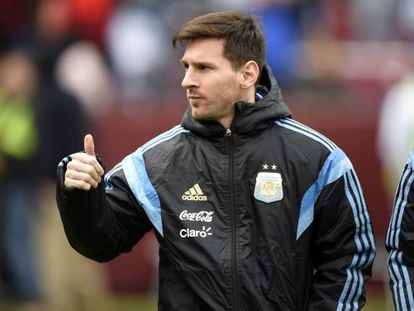 Messi saluda a los aficionados antes del encuentro.