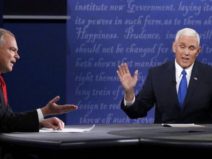 El demócrata Tim Kaine (izda.) en un instante del debate frente a Mike Pence.
