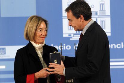 Zapatero entrega a la viuda de Pradera, Natalia Rodríguez-Salmones, la medalla al mérito constitucional.