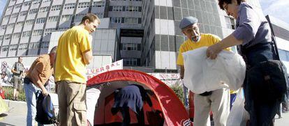 Varios manifestantes montan una tienda en la acampada de La Paz.